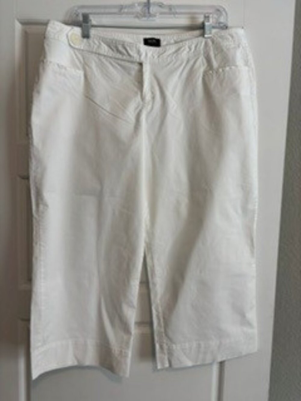 Mossimo White Capri Pants